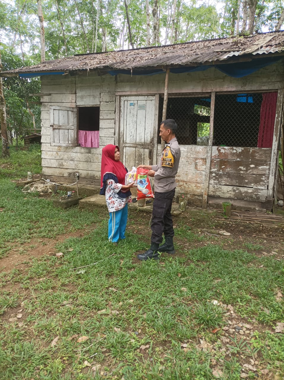 Peduli Sesama,&nbsp; Bhabinkamtibmas Nagari Kurnia Koto Salak Salurkan Paket Sembako Bansos Polres Dharmasraya