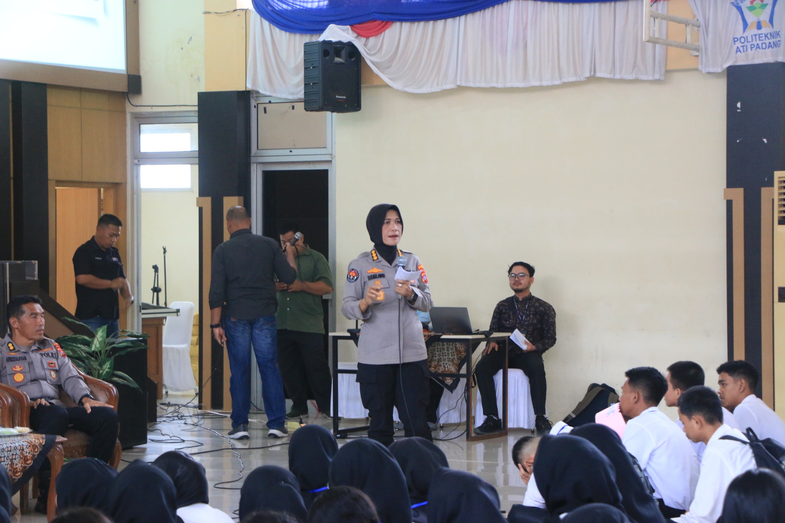 Kabid Humas dan Dirpamobvit Polda Sumbar Jadi Narasumber Kuliah Umum di Politeknik ATI Padang