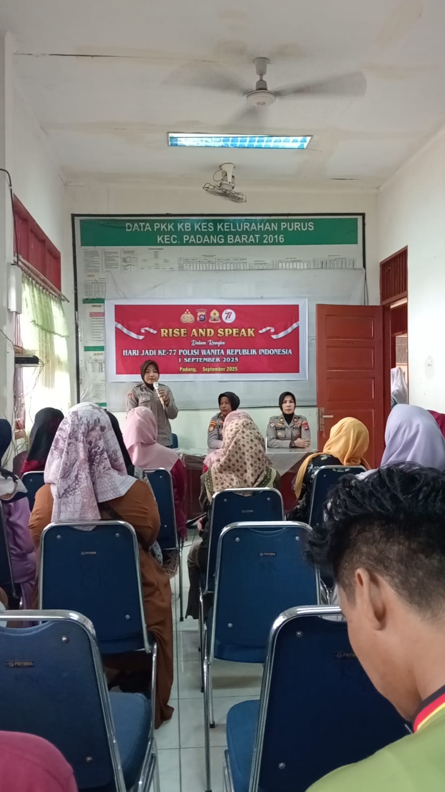 Polwan Polresta Padang Gelar Kegiatan “Rise and Speak” di Kantor Lurah Purus