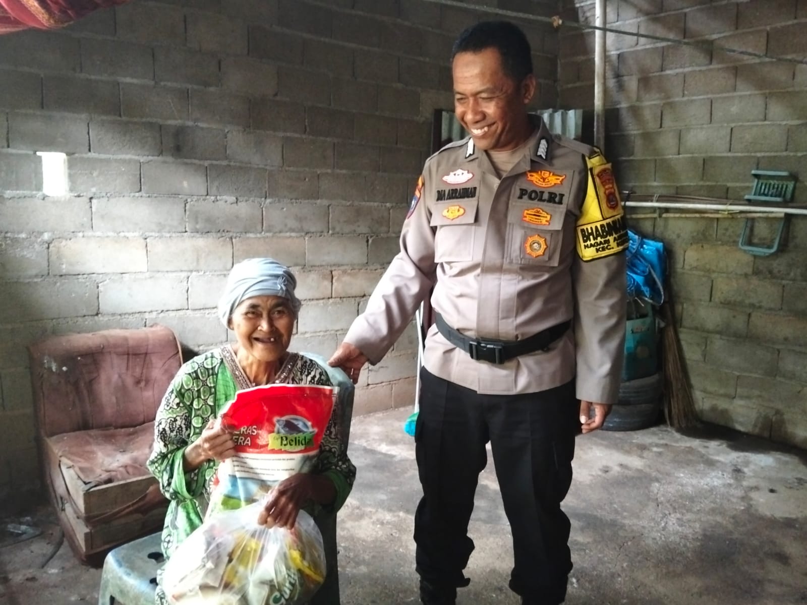 Terima Bansos, Ibu Ani Ucapkan Terimakasih kepada Polres Dharmasraya