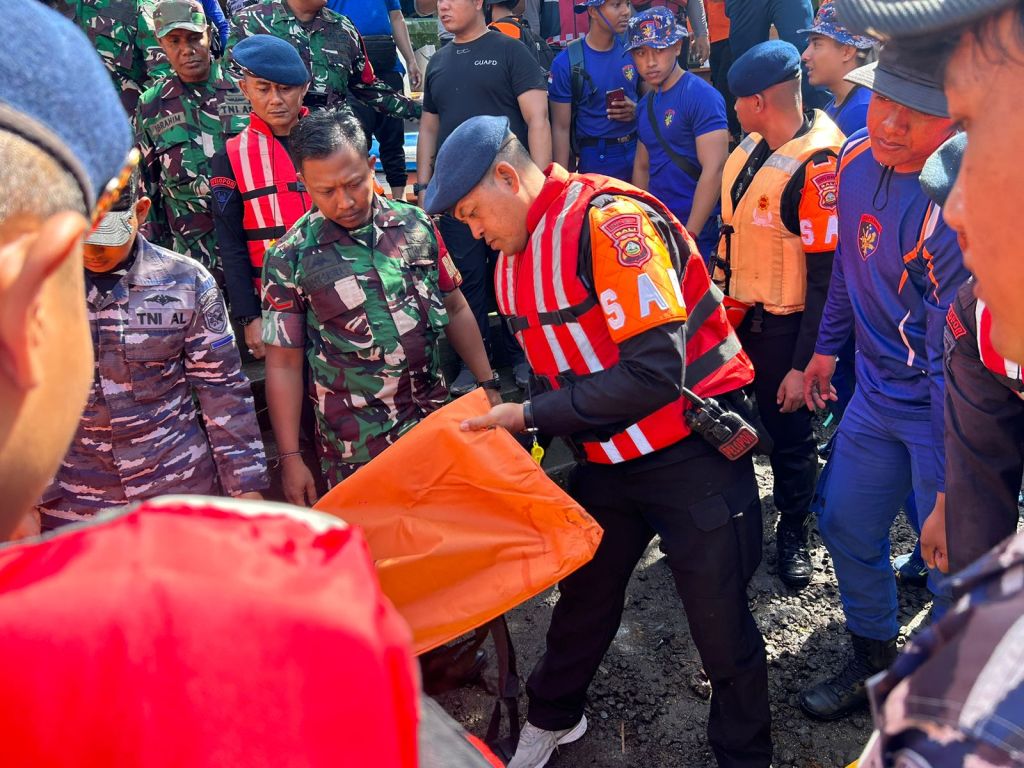 Pasca Banjir di Bali, Polisi Turun Bantu Warga Bersih-Bersih Lokasi&nbsp;Bencana