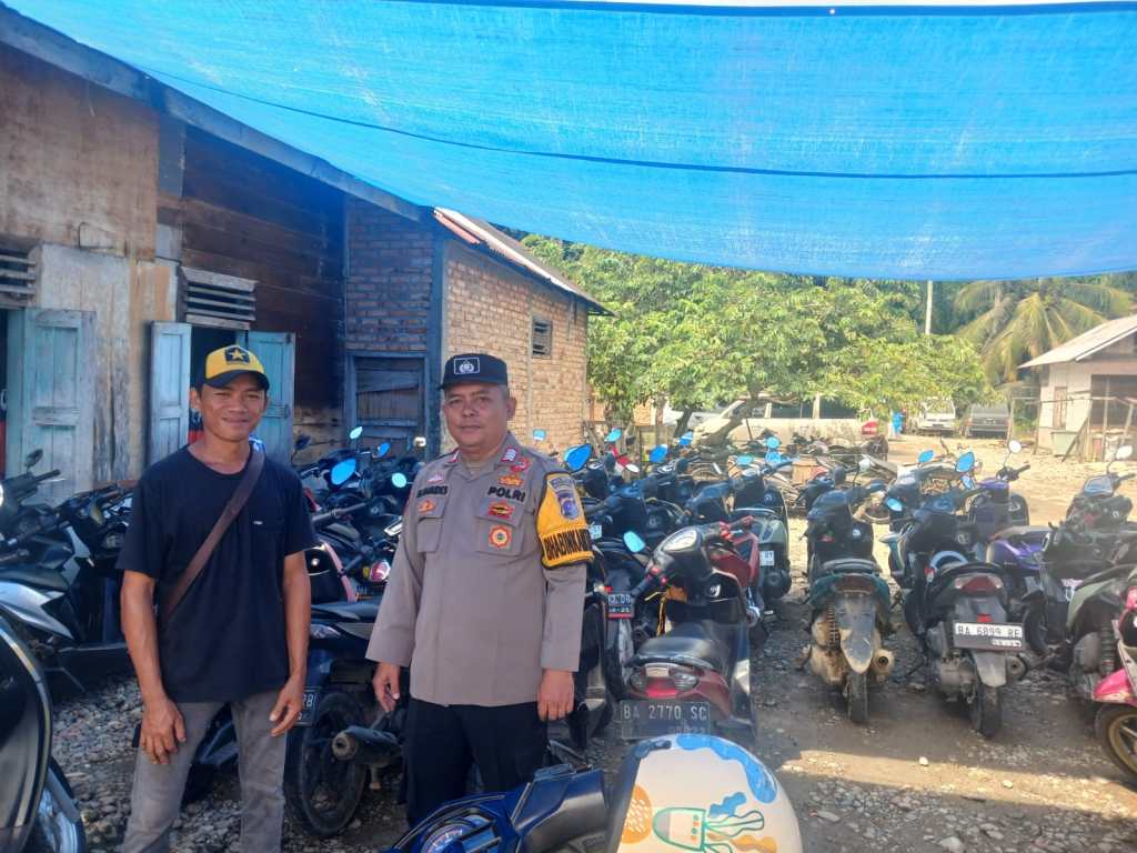 Pantau Aktivitas Pasar Tradisional Bhabinkamtibmas Polsek Gunung Tuleh Berikan Himbauan Ke Pengunjung&nbsp;Pasar