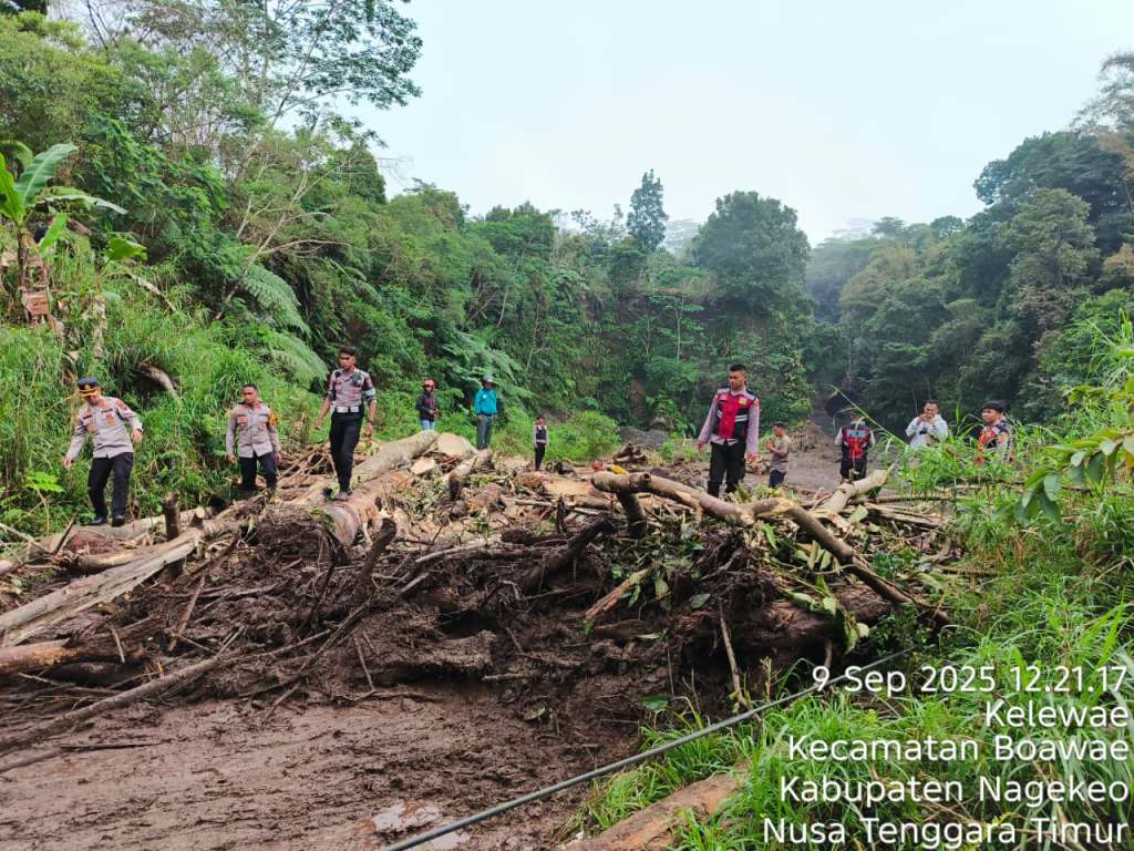 Sinergi Polres Nagekeo Bantu Korban Banjir Mauponggo&nbsp;Nagekeo