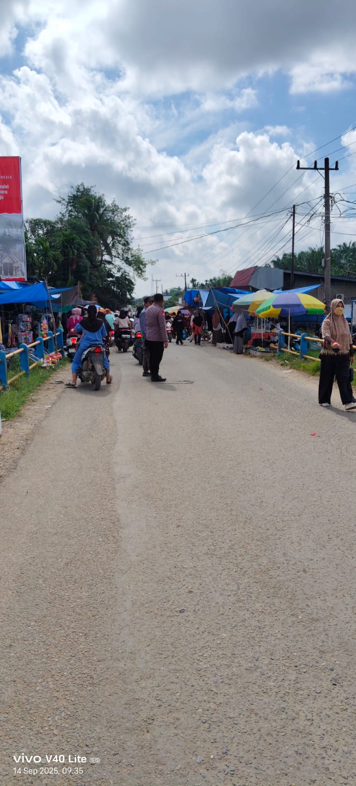 Bhabinkamtibmas Sungai Duo Patroli Pasar Senggol, Jaga Keamanan dan Atur Lalu&nbsp;Lintas