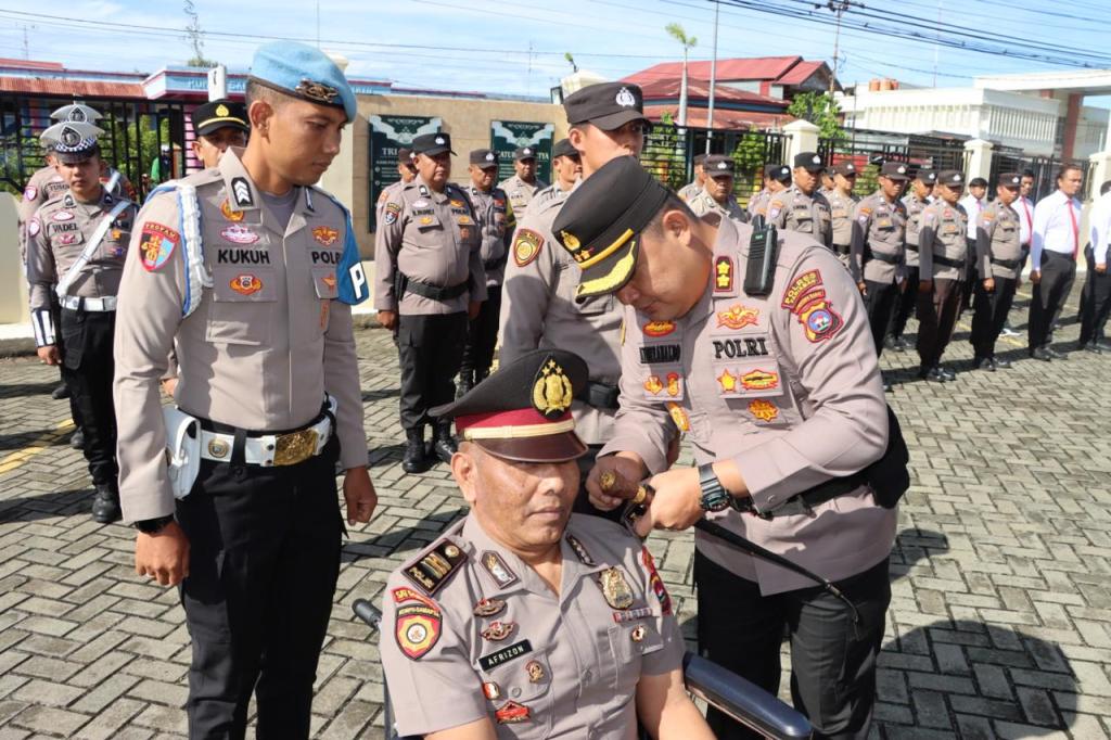 Dari Kecelakaan Dinas ke Kenaikan Pangkat: IPTU Afrizon Lumpuh, Polres Pariaman Gelar Upacara Luar Biasa untuk Personel&nbsp;Setia