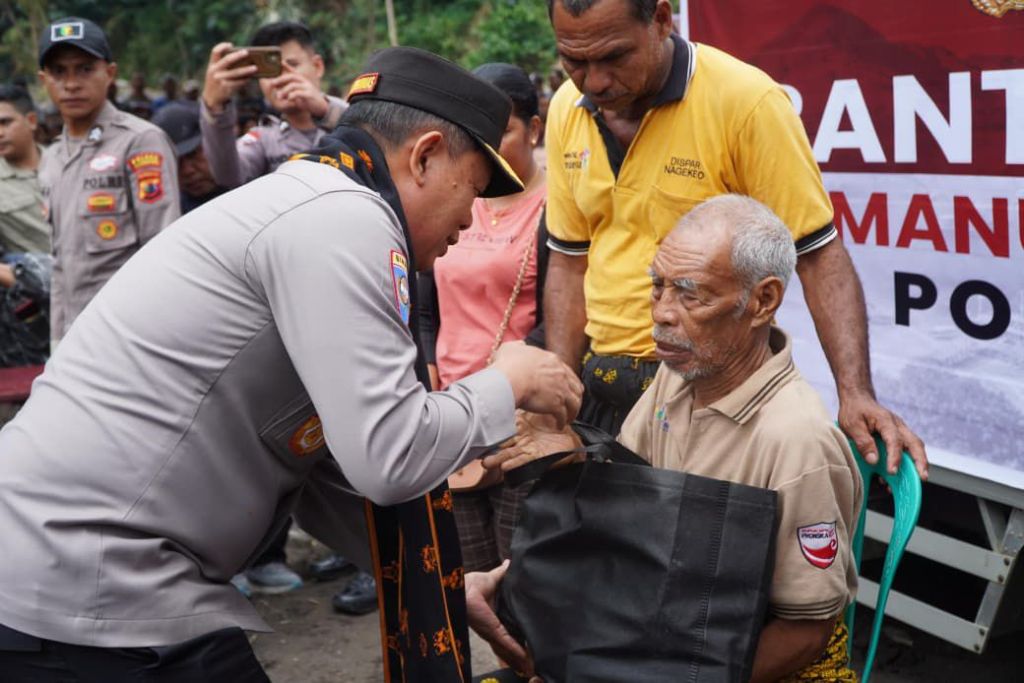 Bantuan Kemanusiaan Polri Tiba di Mauponggo, Disambut Antusias Warga dan&nbsp;Bupati