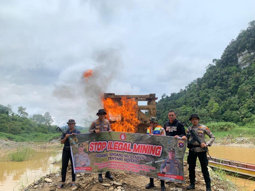 Kapolres Solok Selatan pimpin Satgas Illegal Minning Laksanakan Razia Tambang Ilegal di Sepanjang Sungai&nbsp;Batanghari.