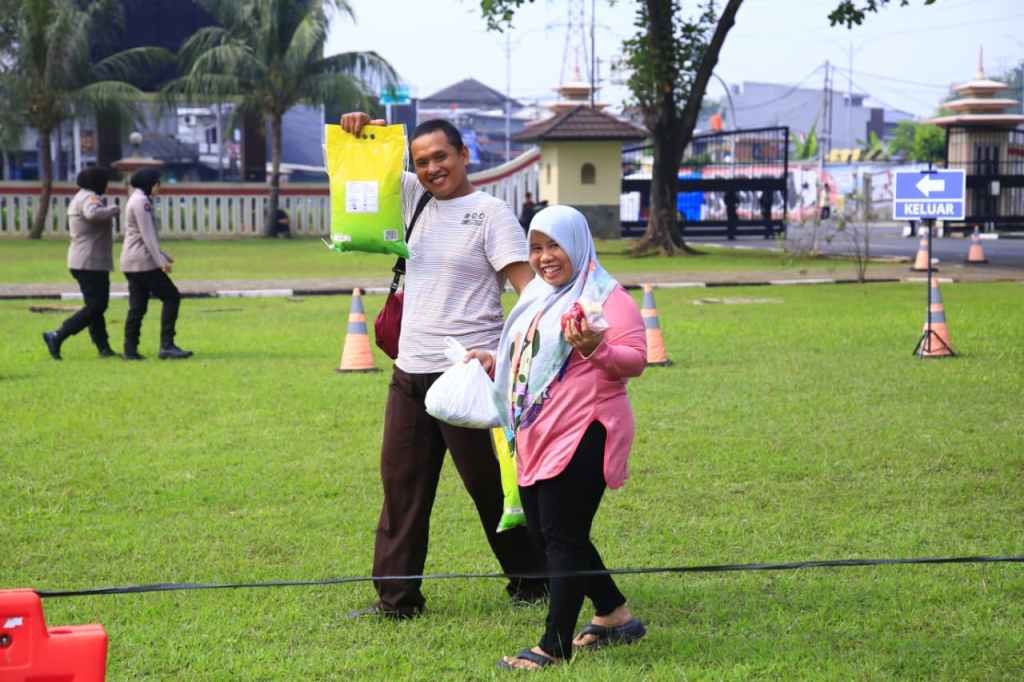 Antusias Ibu-Ibu Serbu Gerakan Pangan Murah Polri, Sembako Ludes&nbsp;Diborong