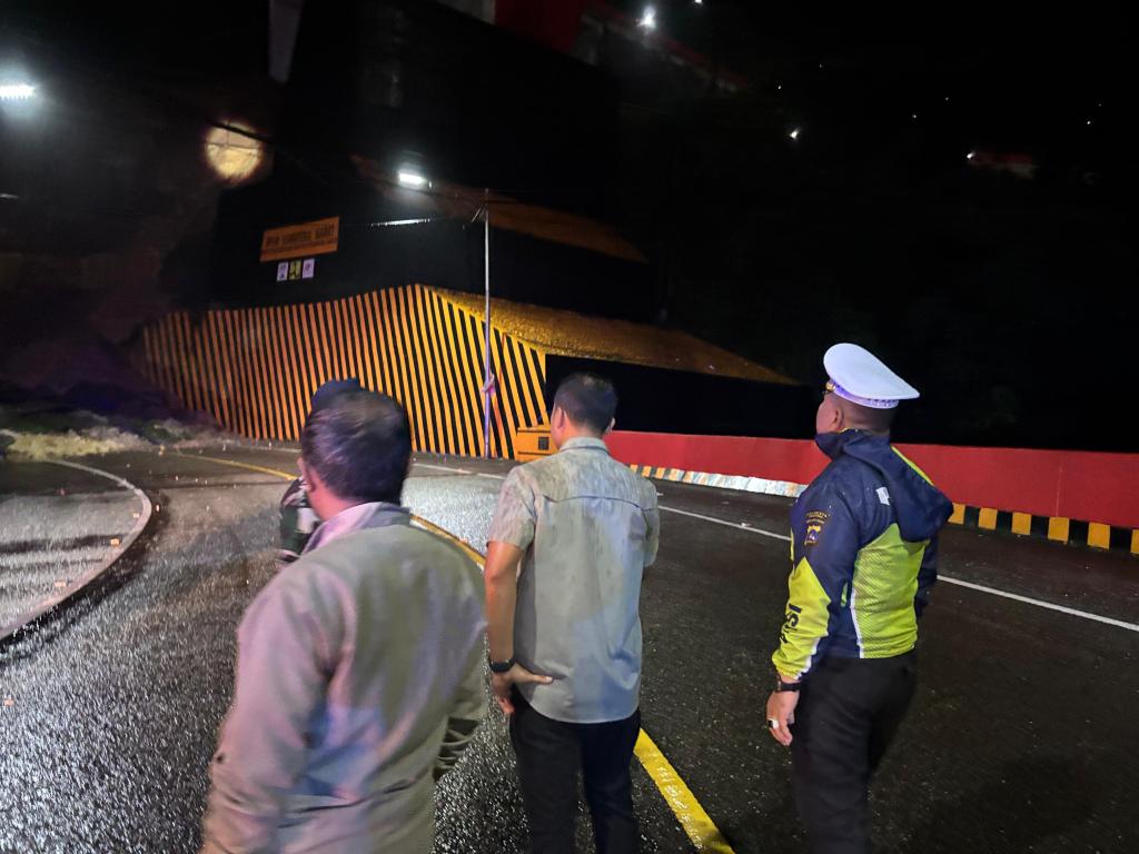 Kapolres 50 Kota Pantau Longsor di Fly Over Kelok 9, Pastikan Lalu Lintas Aman dan&nbsp;Terkendali