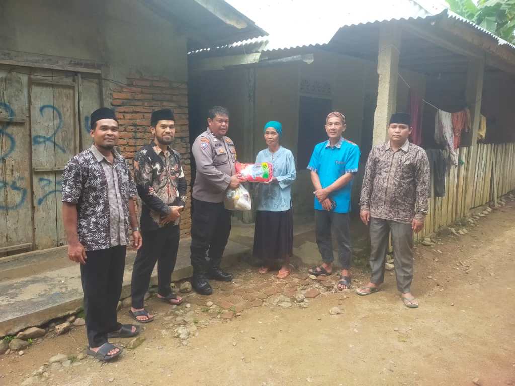 Polres Dharmasraya Salurkan Sembako untuk Warga Nagari&nbsp;Banai