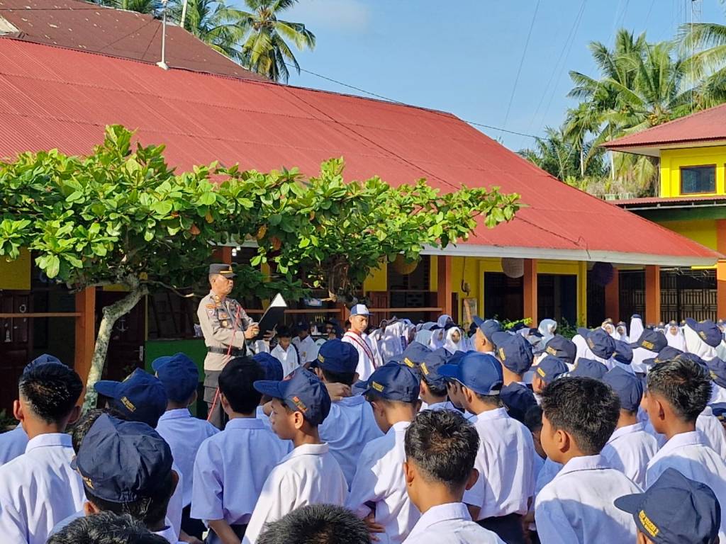 Jadi Pembina upacara di SMP N 2 Lubuk Basung, Kasat Binmas Polres Agam Ajak Siswa Bijak&nbsp;Bermedsos