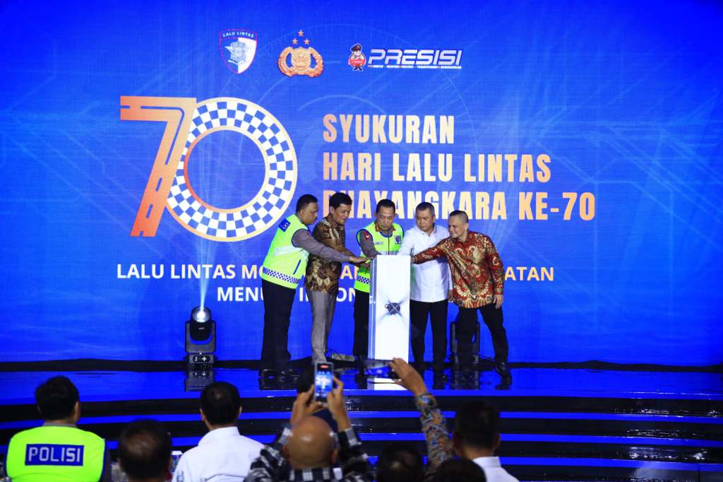 Hadiri Syukuran HUT Lalu Lintas ke-70, Kapolri Luncurkan Digital Korlantas dan Sematkan Pin&nbsp;Emas