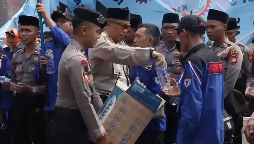Polisi Bagikan Air Mineral dan Roti, Massa Buruh di DPR Sambut&nbsp;Hangat