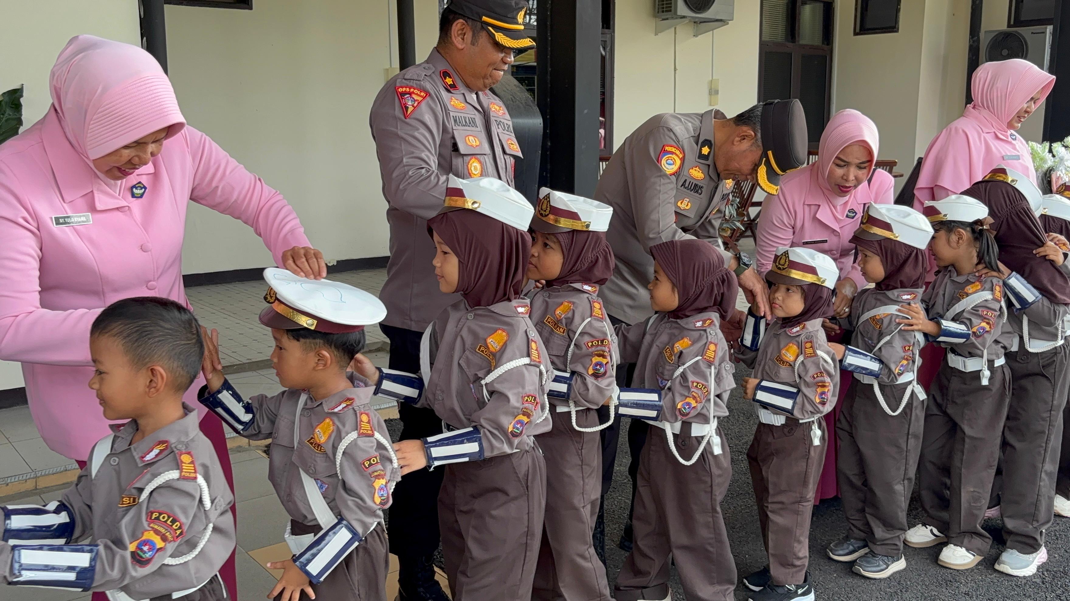 Kunjungan Anak TK Bhayangkari 10 Harau ke Polres 50 Kota, Wujud Nyata Program Polisi Sahabat Anak
