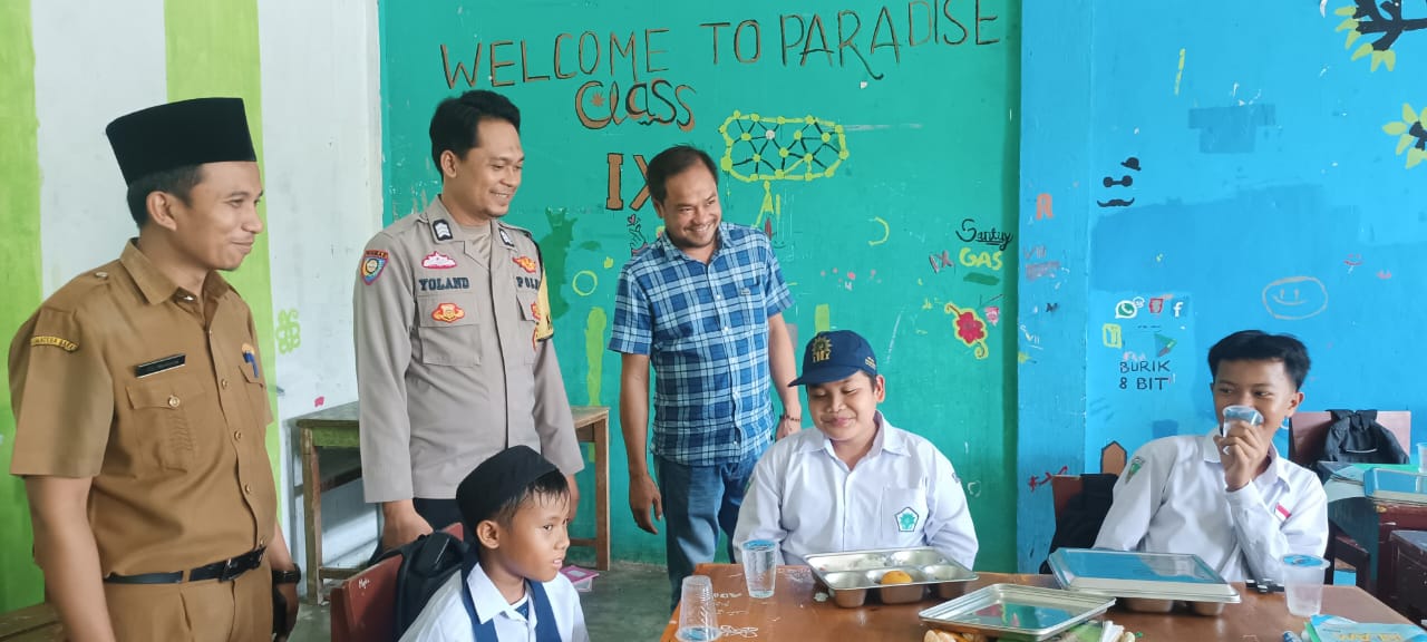 Bhabinkamtibmas Polsek Koto VII Bantu Pendistribusian Makanan Bergizi Gratis di MAS dan MTS