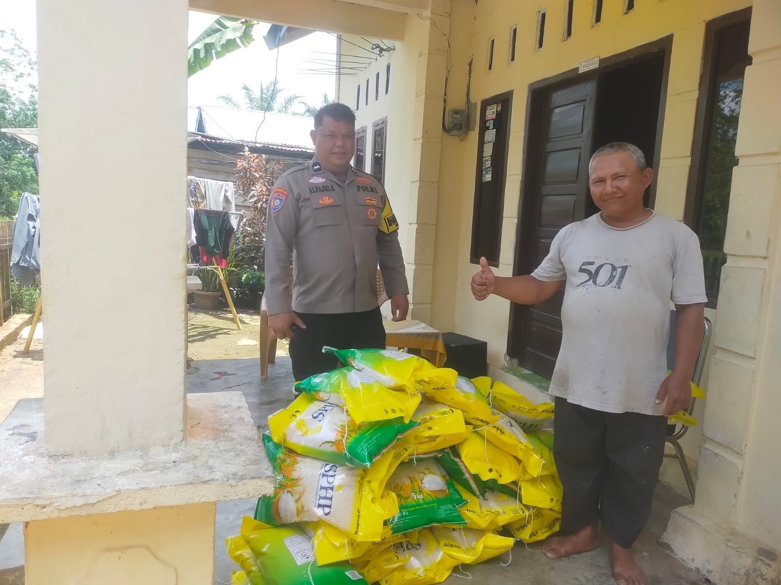 Bhabinkamtibmas Banai Salurkan Beras SPHP untuk Ringankan Beban Ekonomi Warga