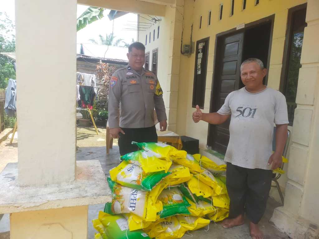 Bhabinkamtibmas Banai Salurkan Beras SPHP untuk Ringankan Beban Ekonomi&nbsp;Warga