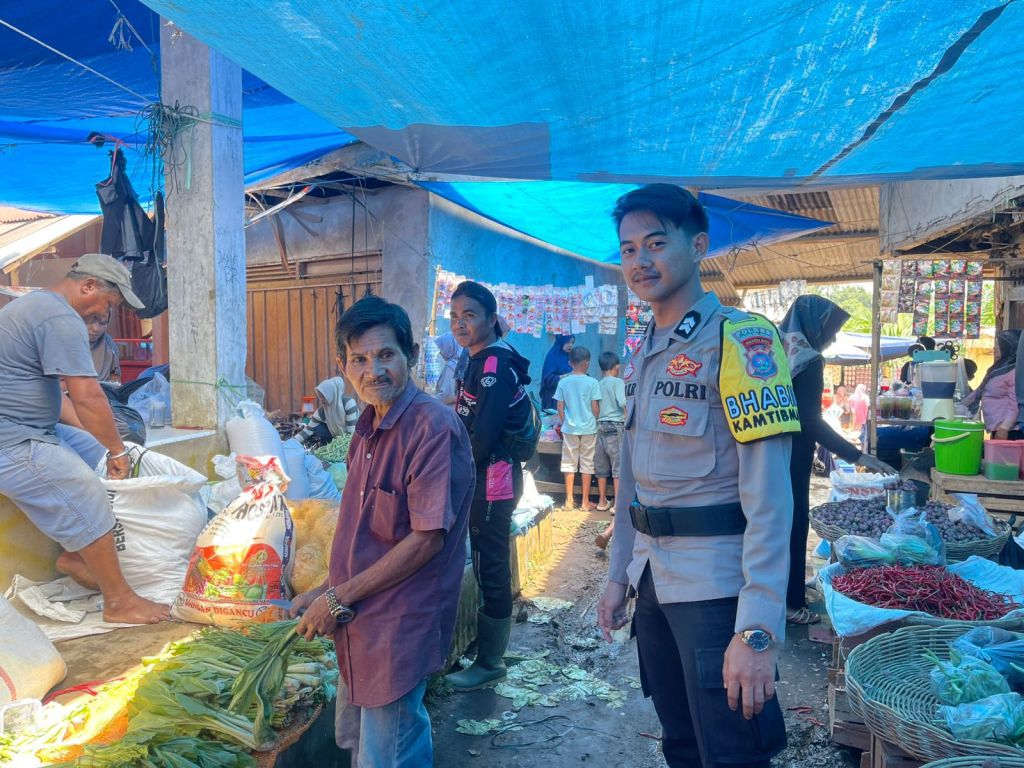 Hadir di Tengah Hiruk Pikuk Pasar Sitapus: Briptu Acok Karyadi Tebar Pesan Aman dan Rasa&nbsp;Nyaman