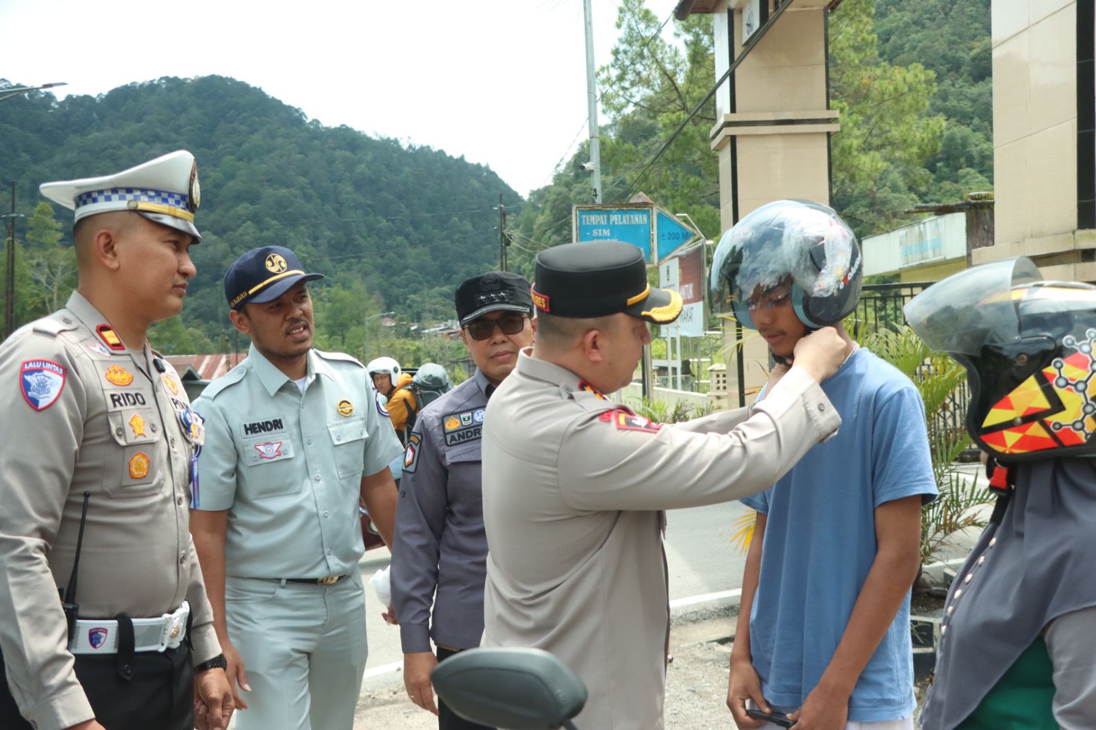 Polres Solok Bagikan Helm Gratis pada Peringatan Hari Lalu Lintas
