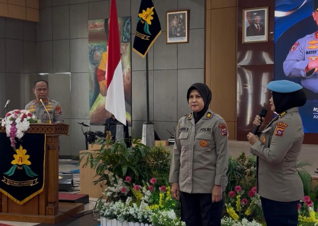 Kapolda Sumbar Beri Penghargaan Jabatan kepada Dua Polwan dalam Syukuran HUT Polwan&nbsp;ke-77