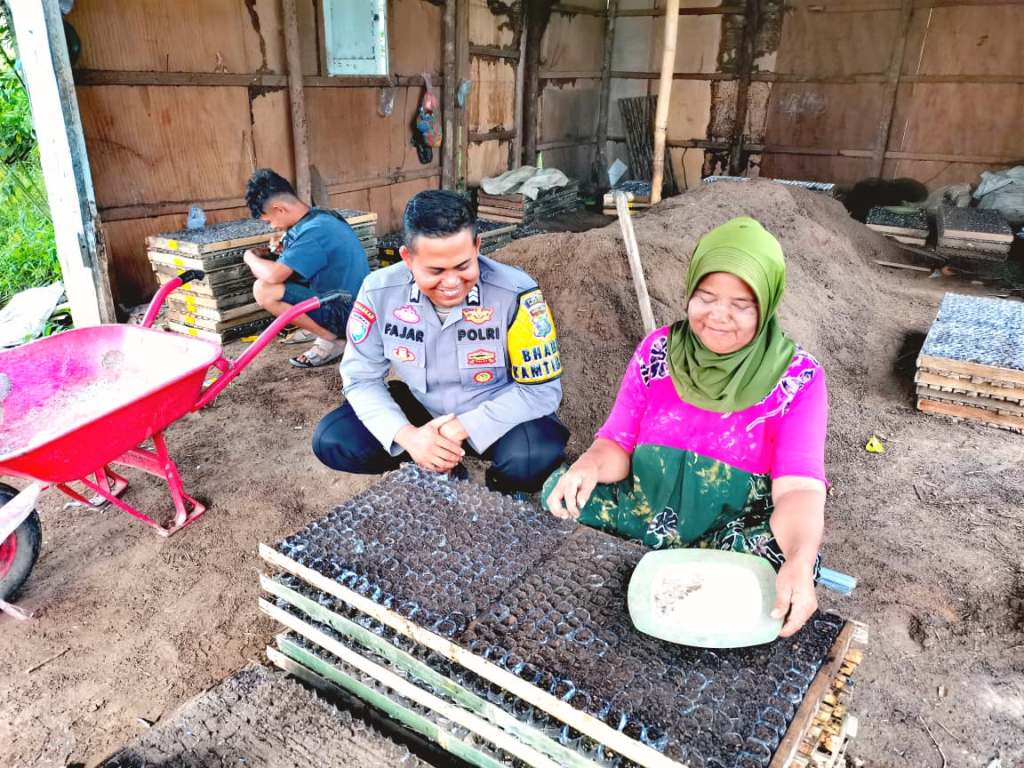 Dukung Program Asta Cita, Bhabinkamtibmas Nagari Koto Tuo Tinjau Lokasi Pembibitan&nbsp;Tanaman