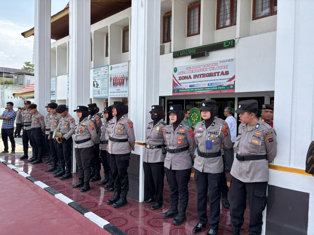 Polres 50 Kota Amankan Aksi Penyampaian Aspirasi Masyarakat Jr. Landai Kecamatan Harau di Kantor Pengadilan Tj. Pati dan Kantor DPRD