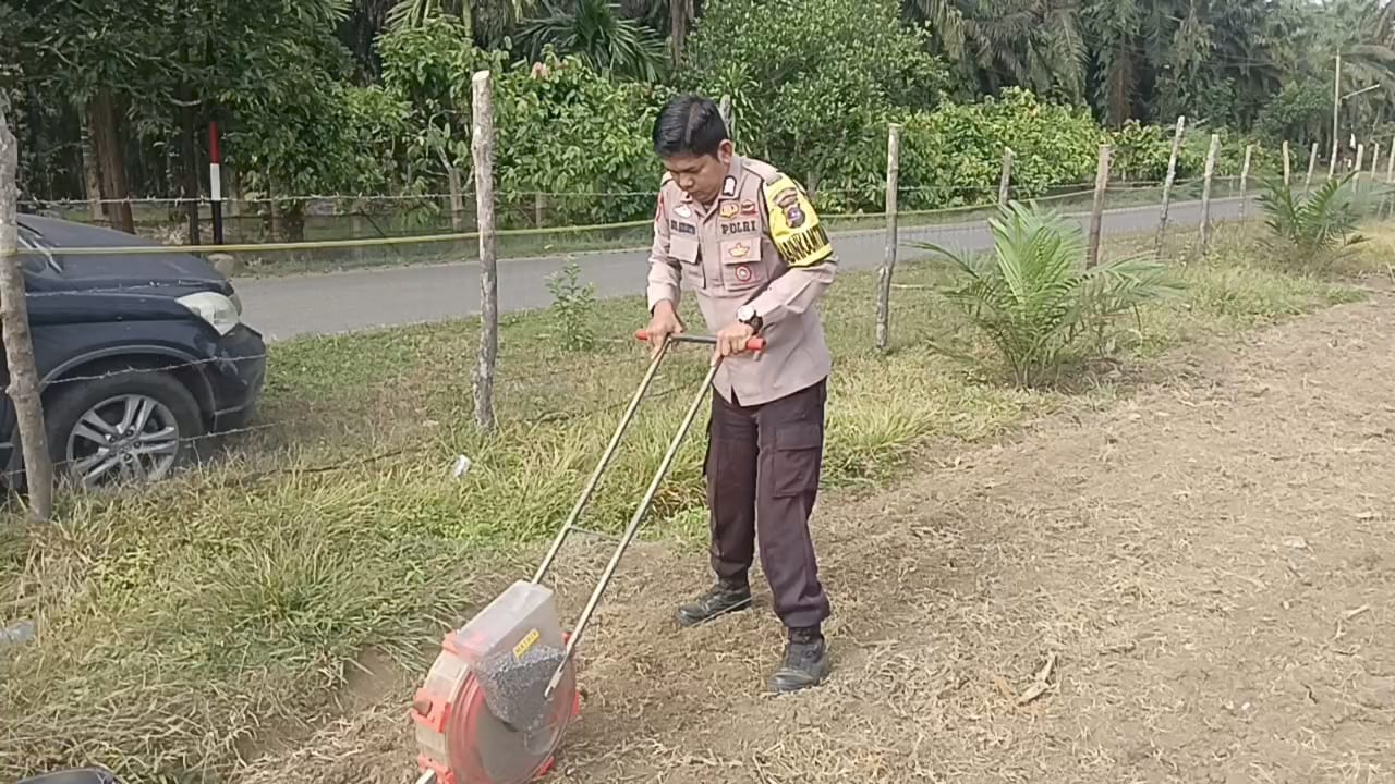 Polsek Koto Baru Dukung Program Ketahanan Pangan dengan Penanaman Jagung di Tiumang