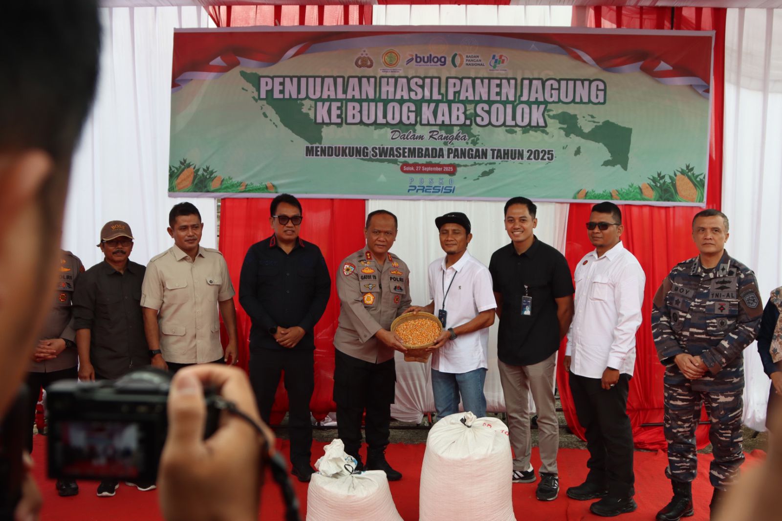 Kapolda Sumbar Pimpin Panen Raya Jagung Kuartal III di Lahan Ketahanan Pangan Polres Solok