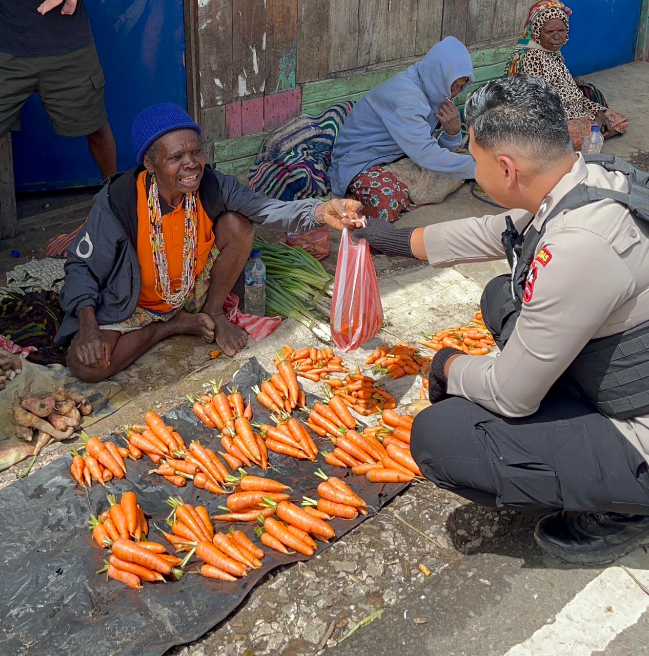 Personel Ops Damai Cartenz Dukung Perekonomian Lokal dengan cara Belanja Hasil Bumi di Paniai Timur