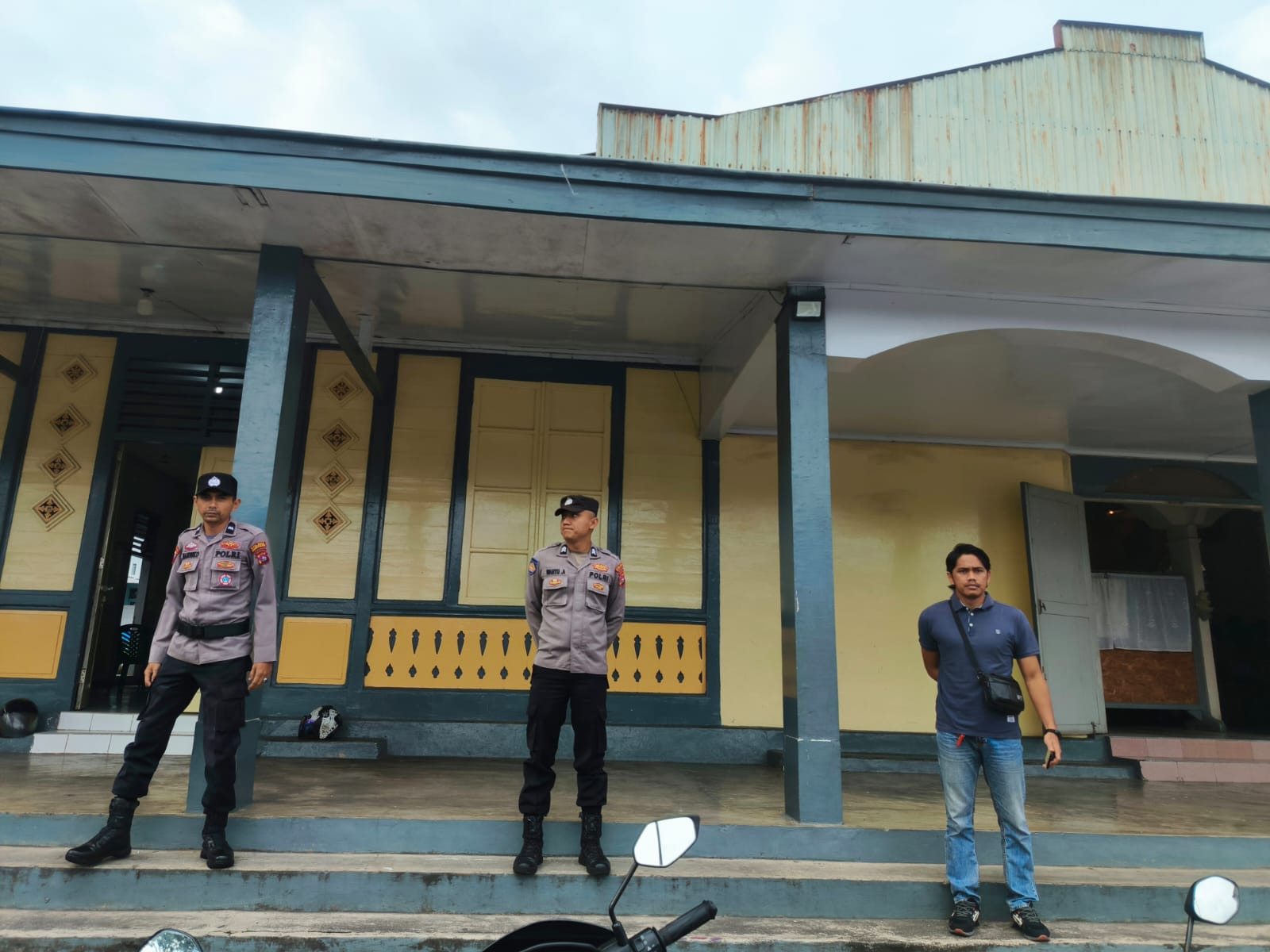 Personel Polres Padang Panjang Laksanakan Pengamanan Ibadah di Gereja
