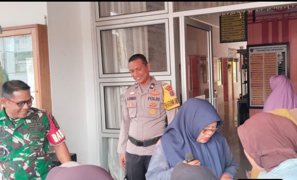 Bhabinkamtibmas Linggo Sari Baganti Antarkan Langsung Beras Murah ke&nbsp;Warga