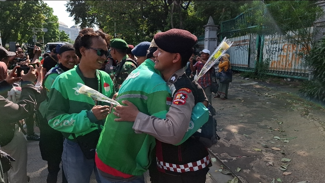 Bagikan Ribuan Mawar Untuk Anggota Polri dan TNI di Sekitar Monas, Komunitas Ojol Tidak Mau Terprovokasi