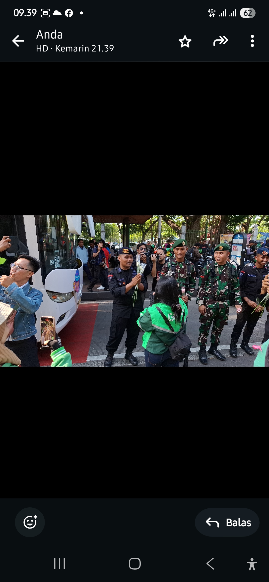 Ratusan Pengemudi Ojol Gelar Aksi Damai Tebar Mawar di Kawasan Monas
