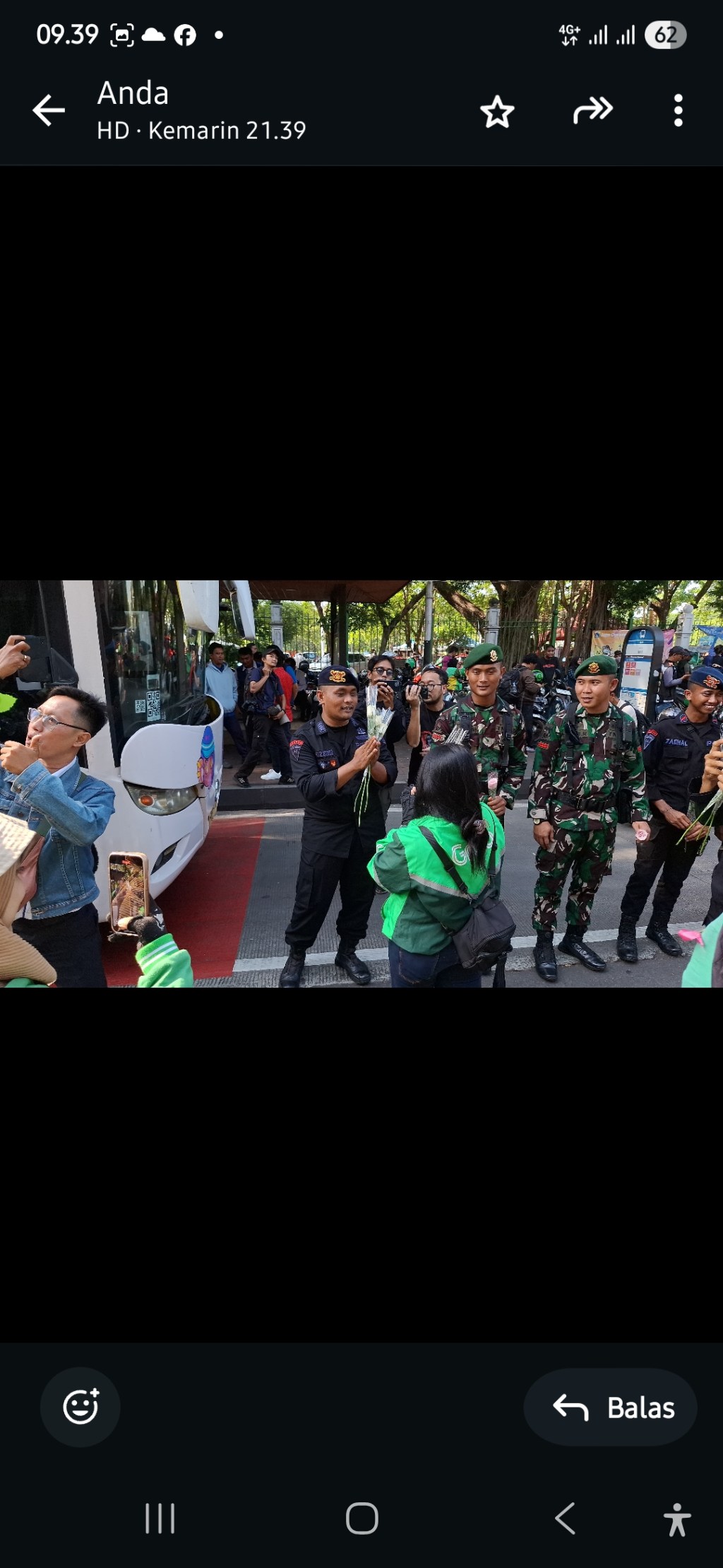Ratusan Pengemudi Ojol Gelar Aksi Damai Tebar Mawar di Kawasan&nbsp;Monas