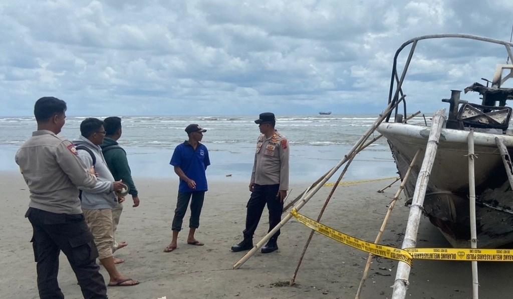 Insiden Pembakaran Speedboat KKP: 8 Petugas Dievakuasi&nbsp;Polisi