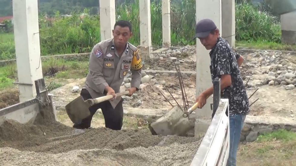 Bhabinkamtibmas Banuaran Salurkan Bantuan Material untuk Pembangunan Musholla&nbsp;Al-Amin