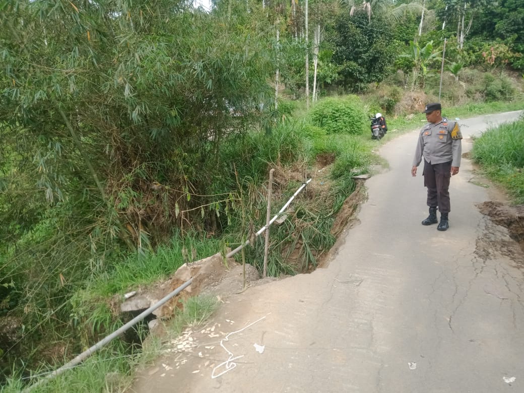 Bhabinkamtibmas Polsek Suliki Pantau Jalan Terban di Nagari Banja Loweh demi Keselamatan Warga
