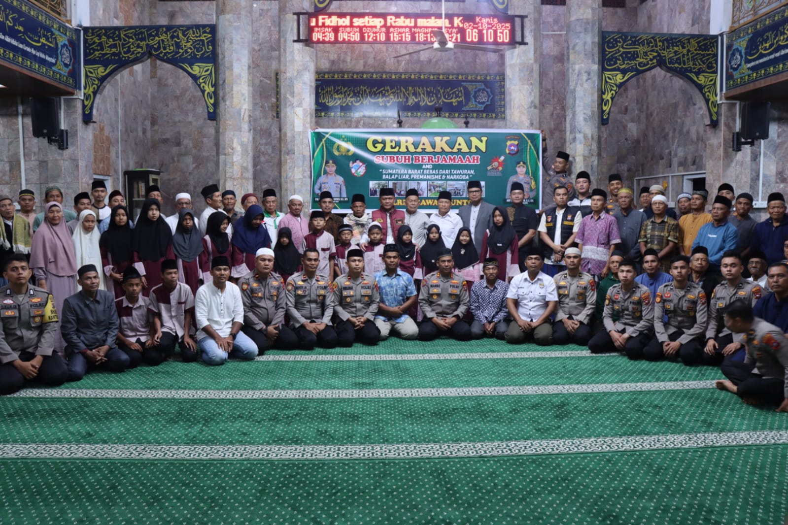 Kapolda Sumbar Irjen. Pol. Dr. Gatot Tri Suryanta Pimpin Gerakan Subuh Berjemaah di Masjid Taqwa Talawi, Sawahlunto