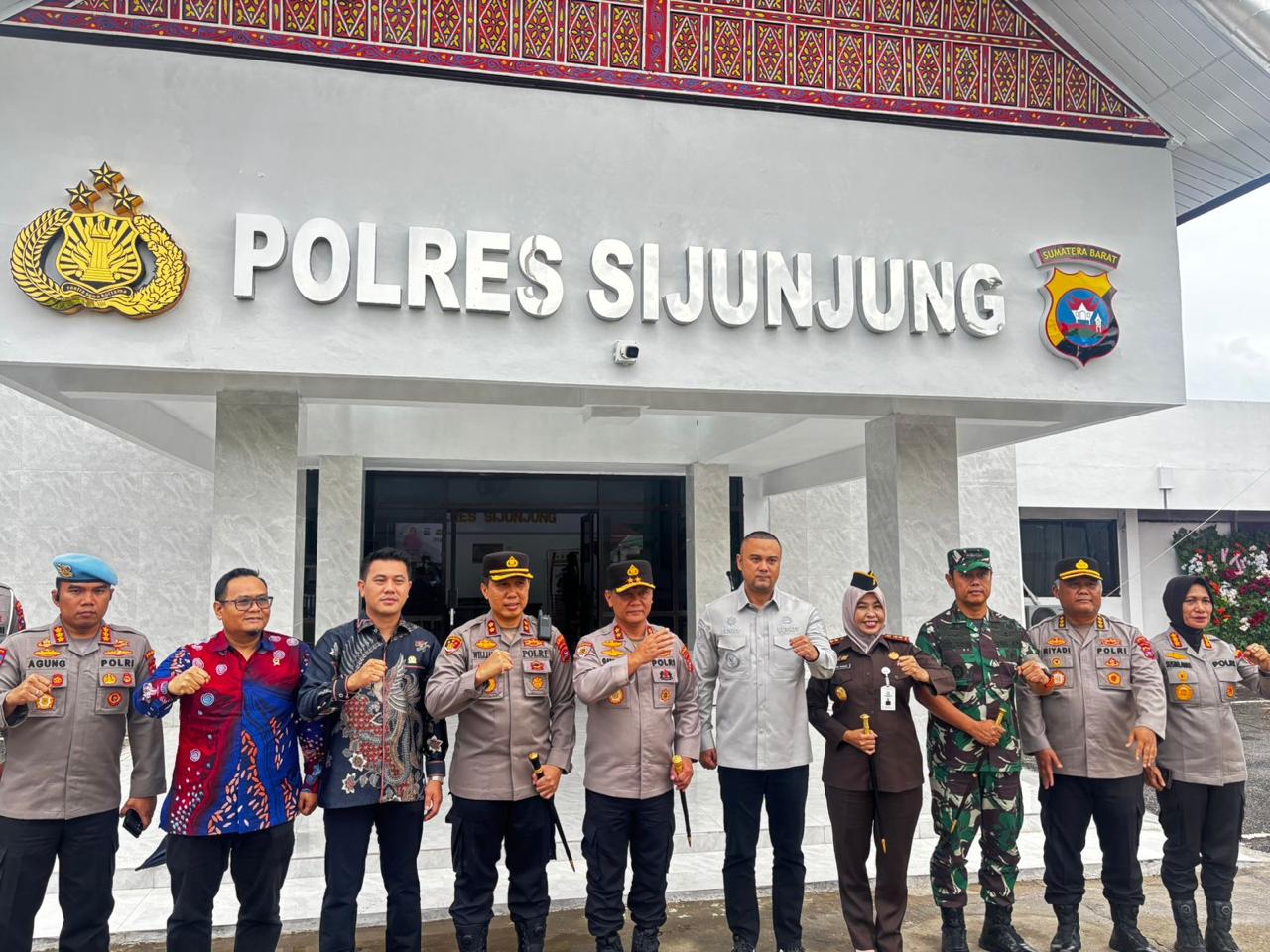 Kapolda Sumbar Irjen Gatot Tri Suryanta Kunjungi Polres Sijunjung, Beri Arahan dan Bagikan Bansos