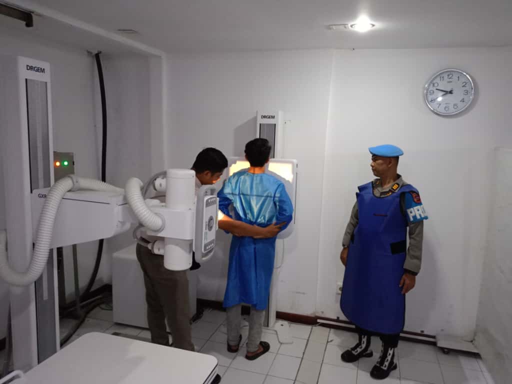 Jaga Kesehatan Karyawan, RS Bhayangkara Laksanakan Pemeriksaan Fisik dan Radiologi