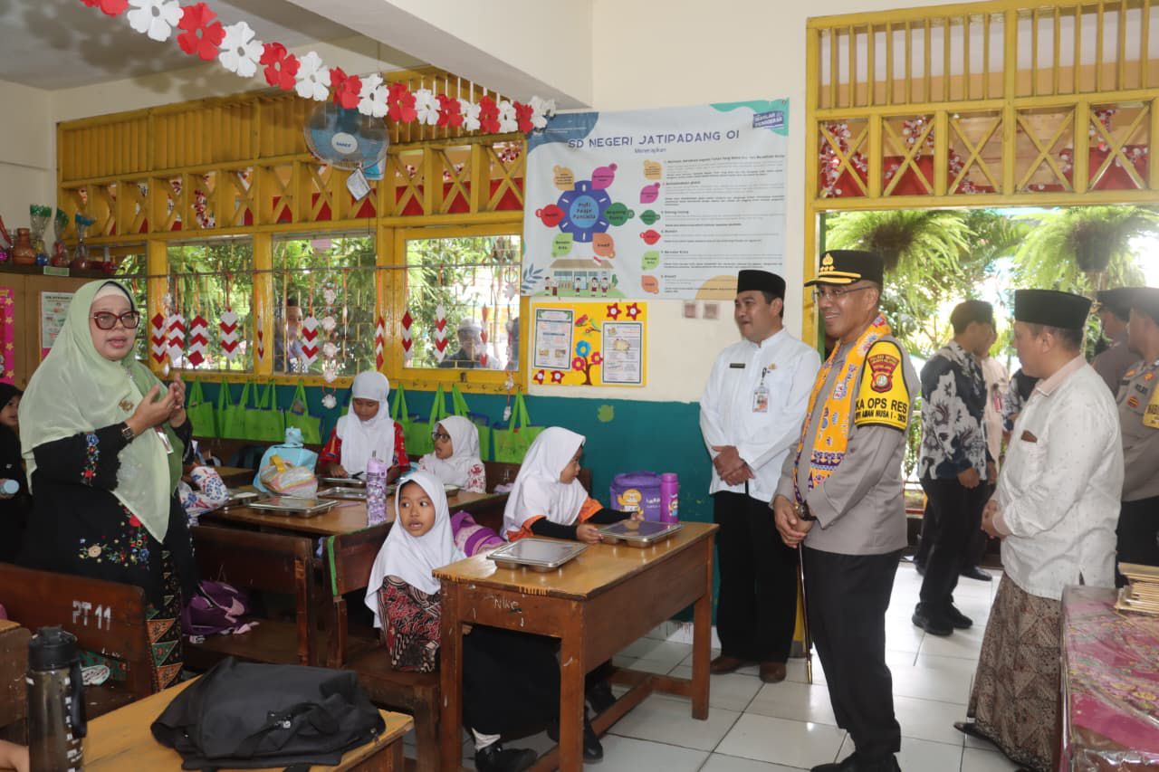 Tinjau SPPG Polri Pejaten, Kapolres Jaksel Pastikan Produksi Sesuai Standar