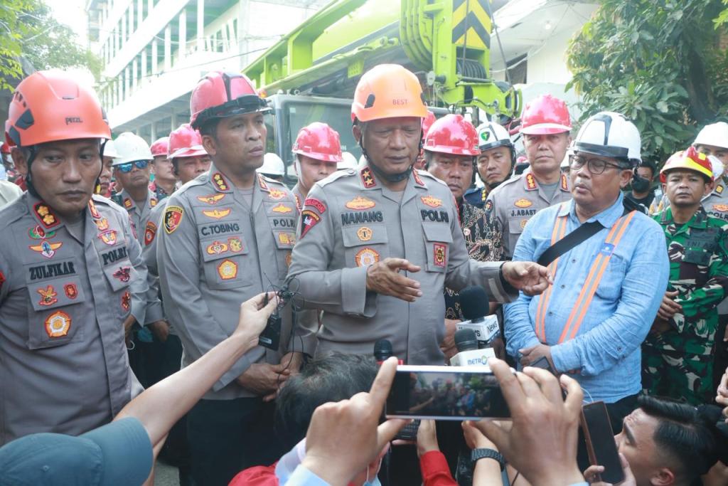 Kapolda Jatim Tegaskan Proses Identifikasi Korban Robohnya Bangunan&nbsp; Pesantren Al-Khoziny Berjalan&nbsp;Intensif