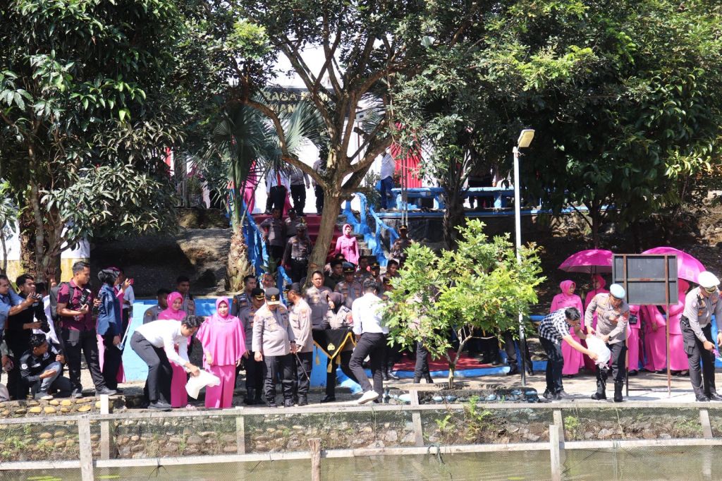 Kapolda Sumbar dan Ketua Bhayangkari Lepas Benih Ikan di Polres&nbsp;Dharmasraya