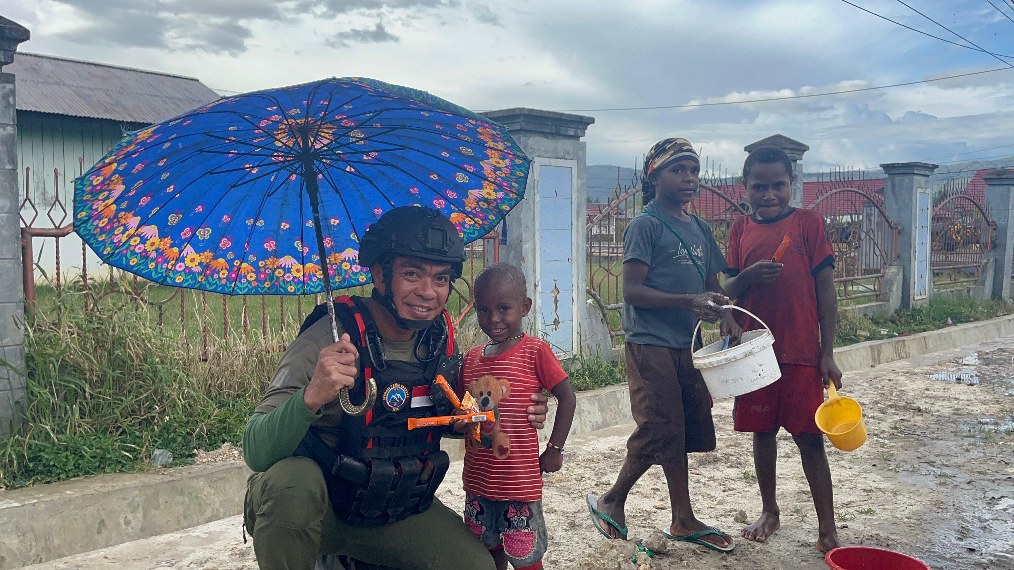 Sentuhan Humanis Satgas Ops Damai Cartenz Bersama Anak-Anak di Paniai
