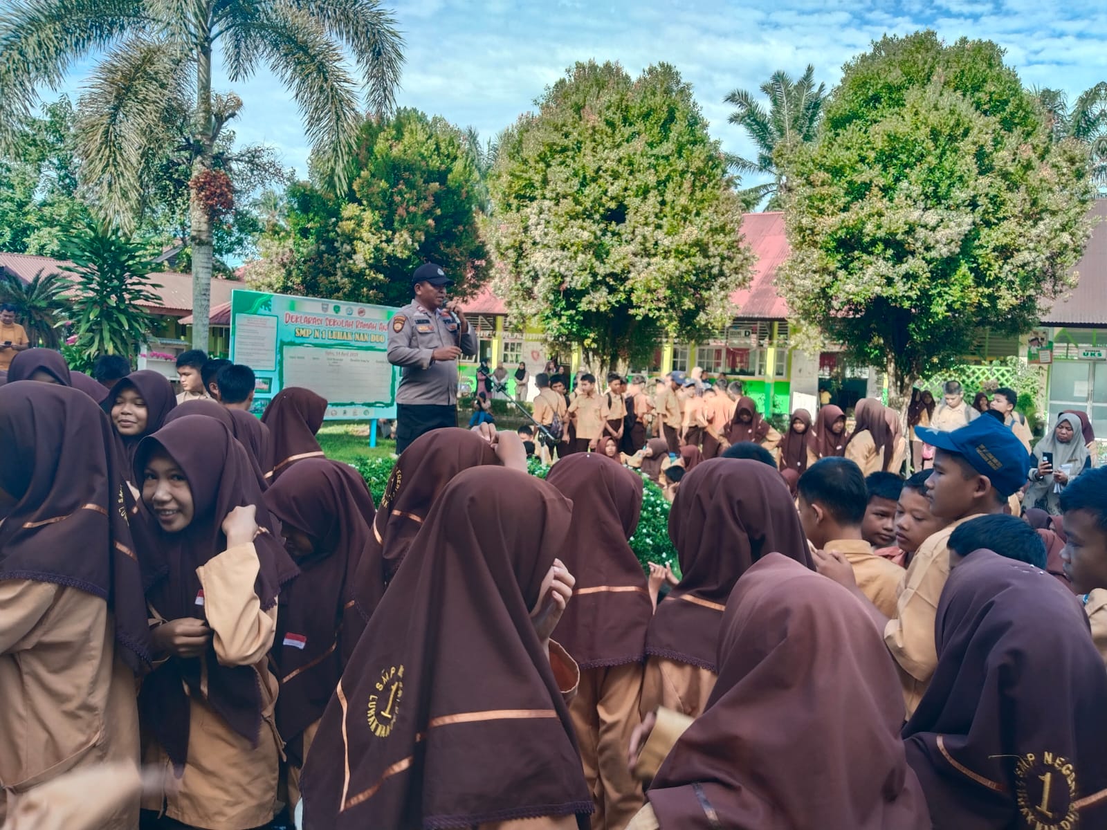 Polsek Pasaman Sosialisasikan Antisipasi Kenakalan Remaja di SMPN 1 Luhak Nan Duo Pasaman Barat