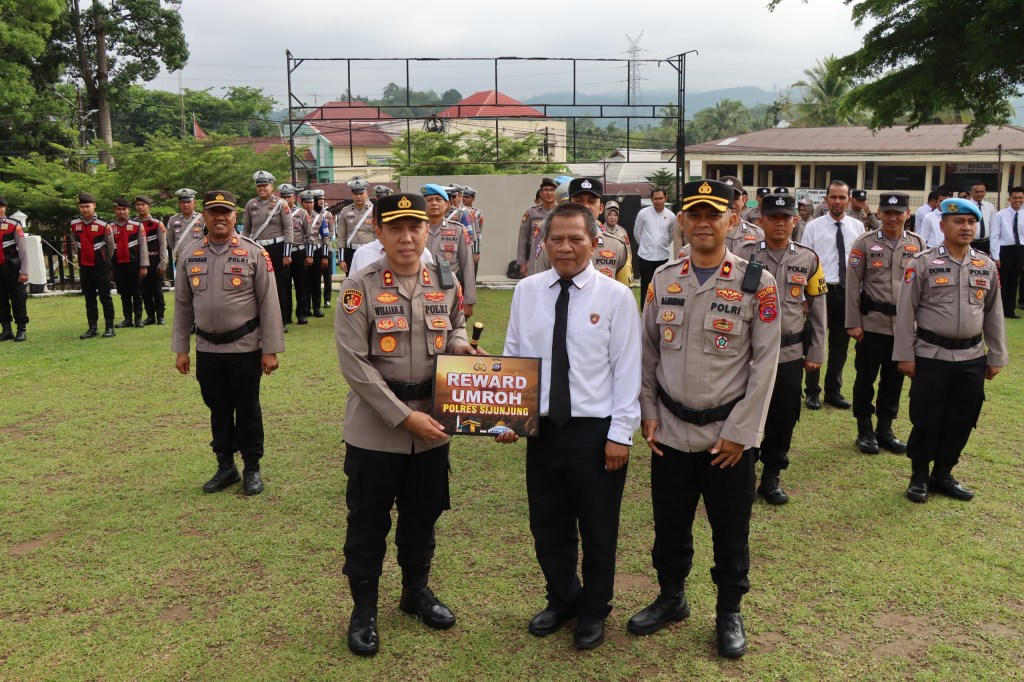 Kapolres Sijunjung Berikan Reward Umroh kepada Personel Terpilih Bulan Oktober&nbsp;2025