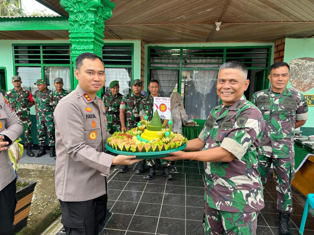 Kejutan Manis HUT TNI ke-80 di Solok Selatan: Kapolres Bawakan Tumpeng, Pererat Sinergitas&nbsp;Abadi.