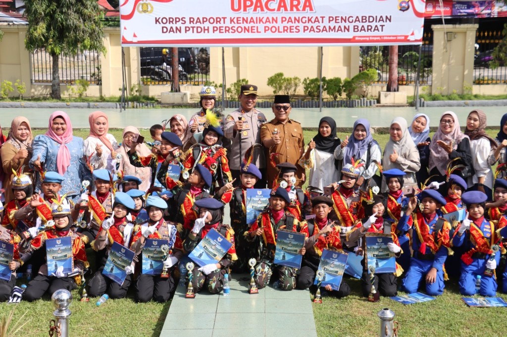 Bupati Bersama Kapolres Pasaman Barat Menyerahkan Penghargaan Kepada Pocil Polres Pasaman&nbsp;Barat