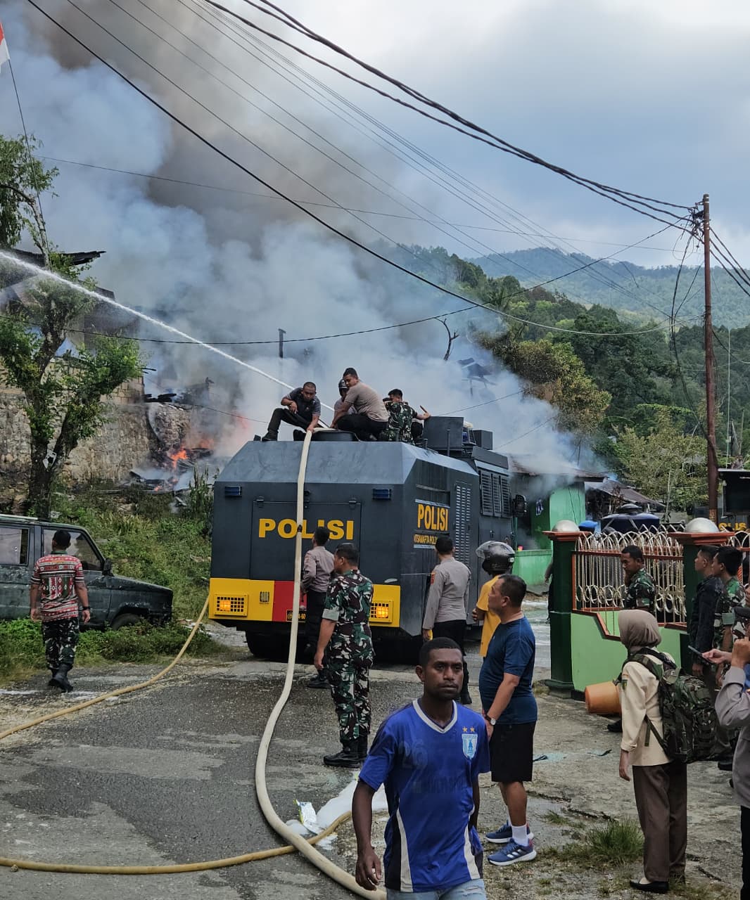 Quick Respon Polri Bantu Padamkan Kebakaran di Kodam Lama Jayapura