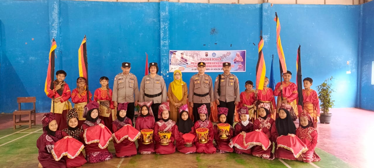 Sat Binmas Polres 50 Kota Beri Pembinaan Upacara dan Edukasi Cegah Bullying di SDN 01 Solok Bio-Bio